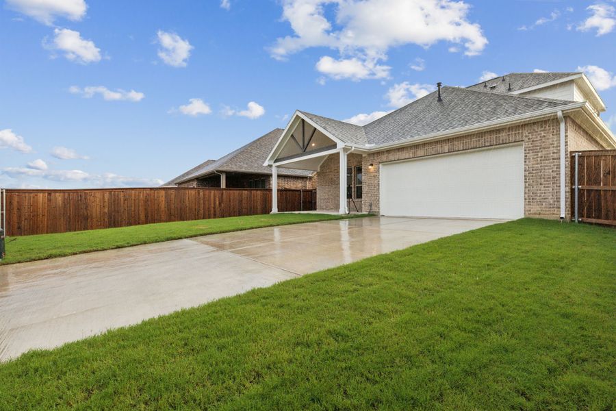 Exterior details and patio area of a home in Dove Hollow, Waxahachie (Image 4).
