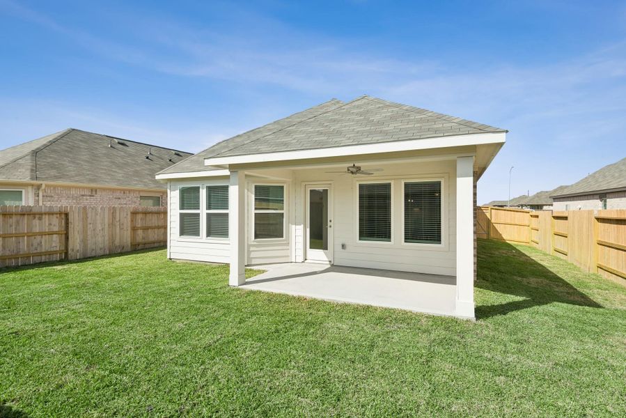 Exterior details and patio area of a home in Miller's Pond, Rosenberg (Image 4).