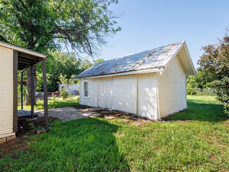 Exterior details and patio area of a home in , Brownwood (Image 18).