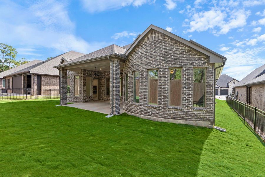 Exterior details and patio area of a home in Chambers Creek, Willis (Image 4).