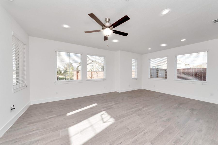 Spacious, unfurnished interior of a new home in Sienna, Missouri City (Image 22).