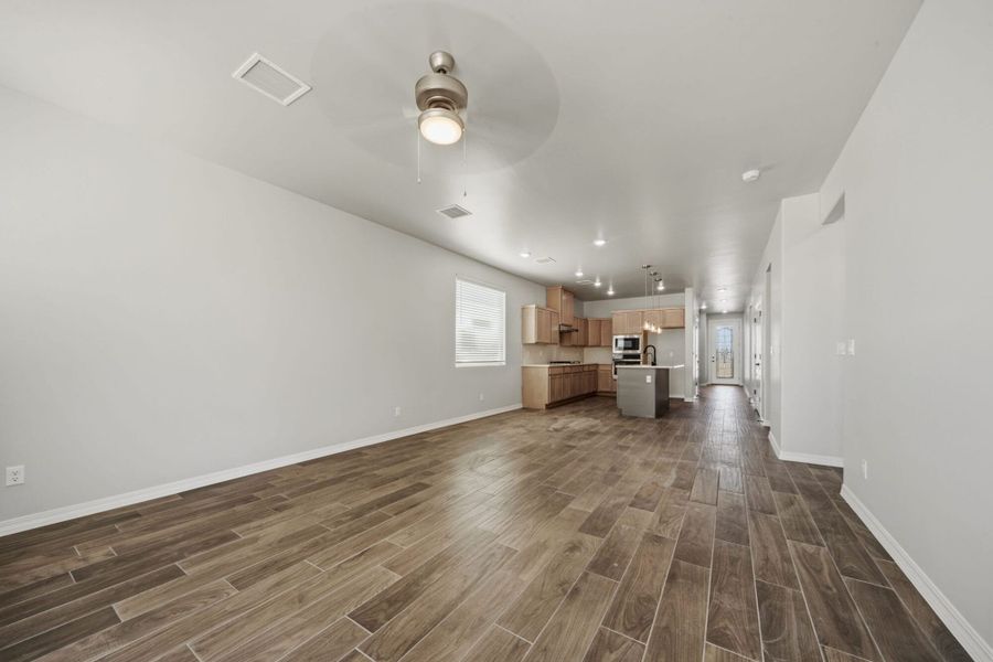 Spacious, unfurnished interior of a new home in Emerald Estates, Horizon City (Image 22).