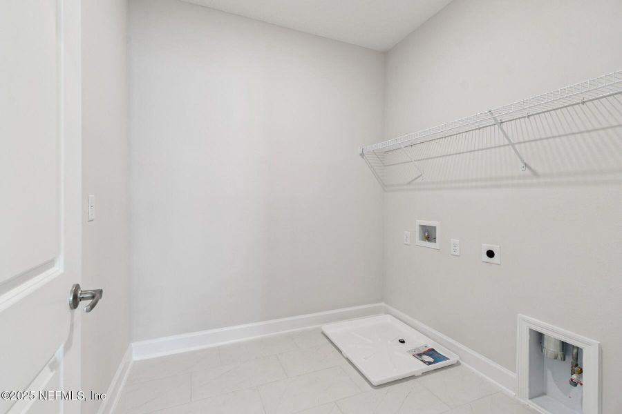 Spacious, unfurnished interior of a new home in Tributary 70', Yulee (Image 27).