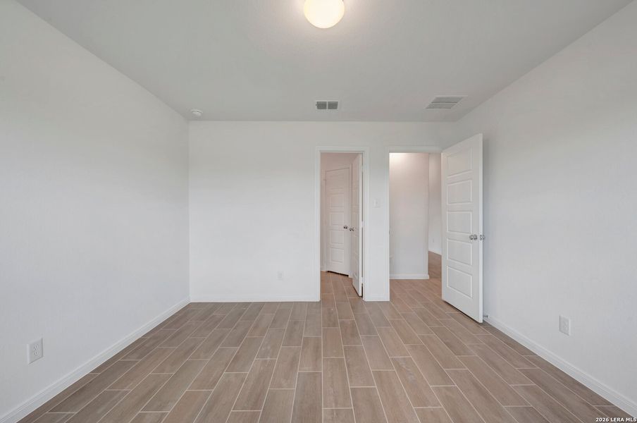 Spacious, unfurnished interior of a new home in Chaparral Ranch, Floresville (Image 22).
