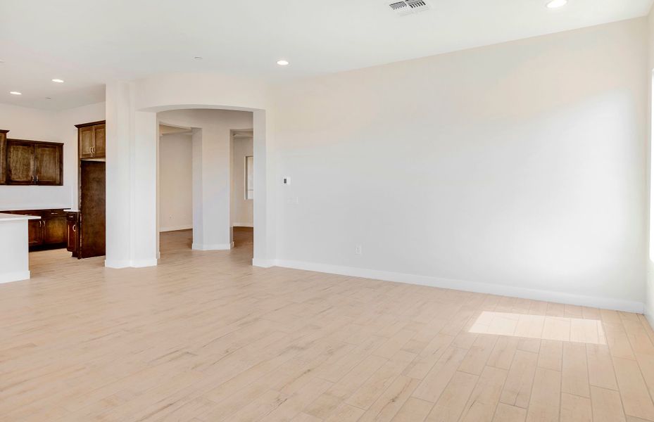 Spacious, unfurnished interior of a new home in Vistoso Canyon Estates, Oro Valley (Image 31).
