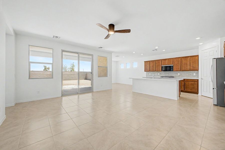 Spacious, unfurnished interior of a new home in Bella Vista Farms, San Tan Valley (Image 6).