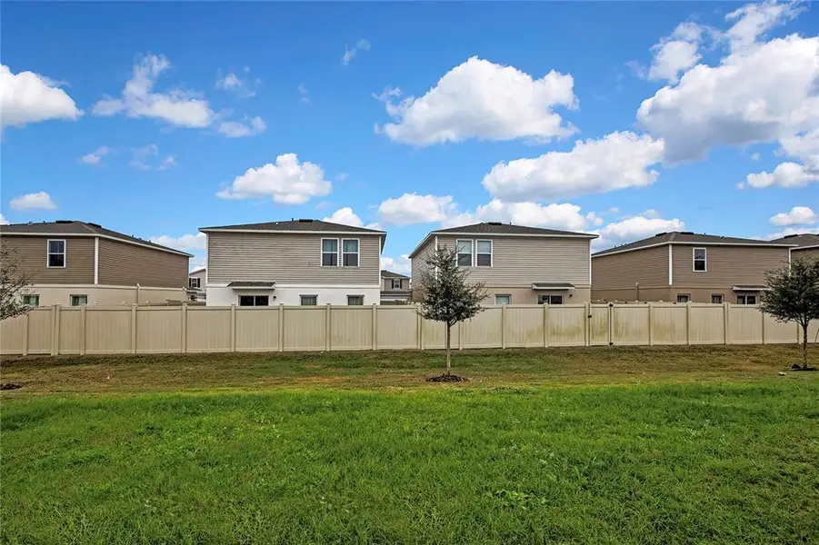 Exterior details and patio area of a home in , Sumterville (Image 3).