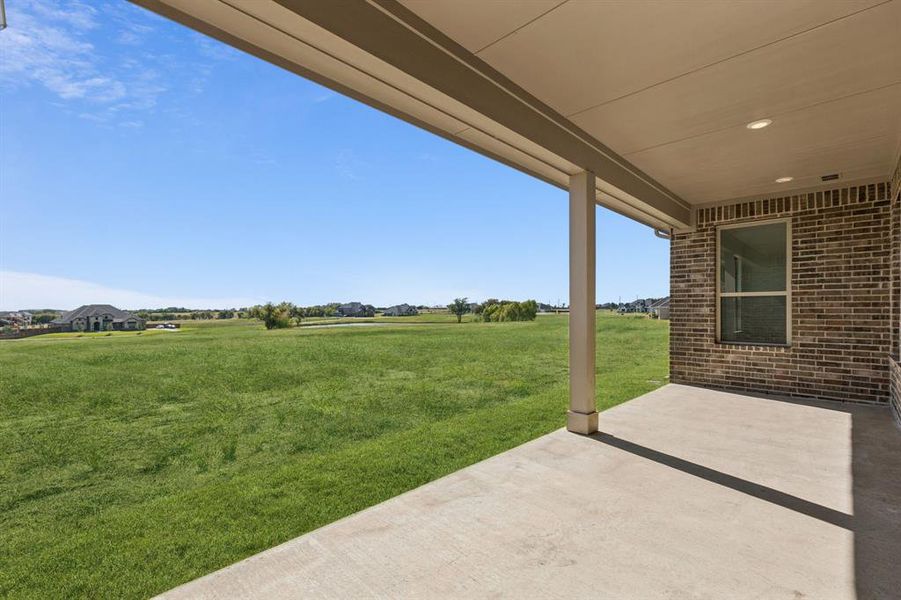 Exterior details and patio area of a home in Lakeway Estates, Waxahachie (Image 4).