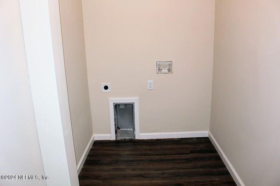 Spacious, unfurnished interior of a new home in , Middleburg (Image 23).