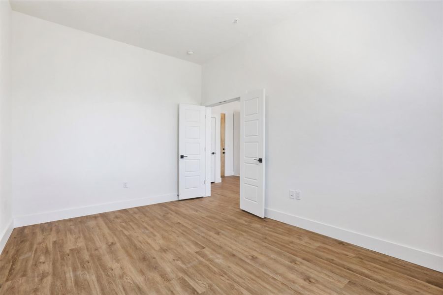 Spacious, unfurnished interior of a new home in East Grove Condominiums, Austin (Image 21).