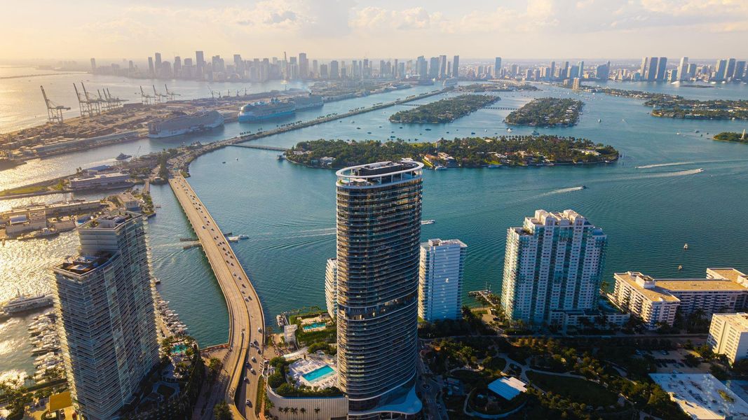 Condo located in Miami Beach, FL showcasing its design and architecture (Image 23).