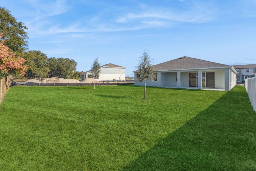 Exterior details and patio area of a home in Eden Crest, Apopka (Image 18).