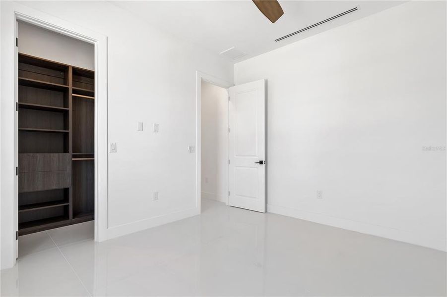 Spacious, unfurnished interior of a new home in , Cape Coral (Image 40).