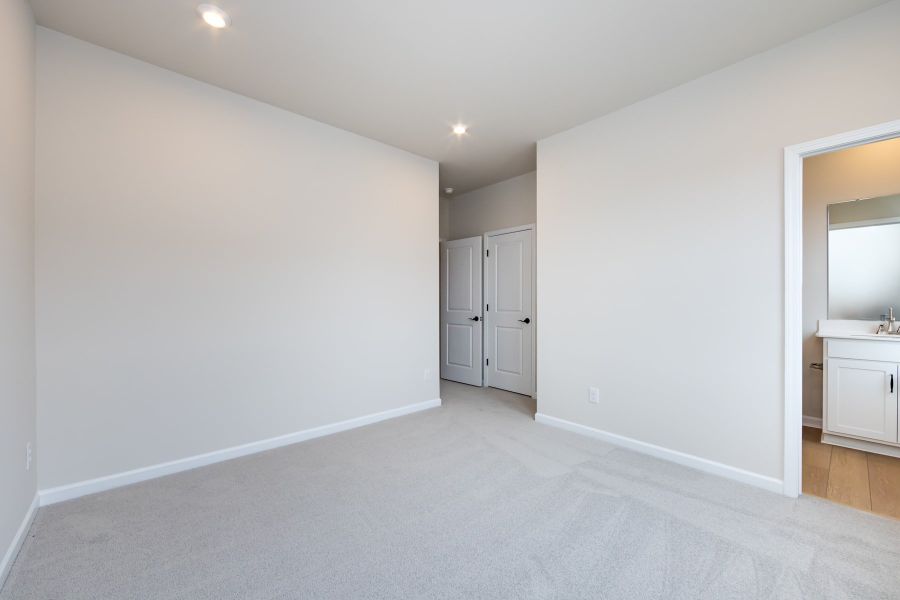 Spacious, unfurnished interior of a new home in Bellflower, Charlotte (Image 39).