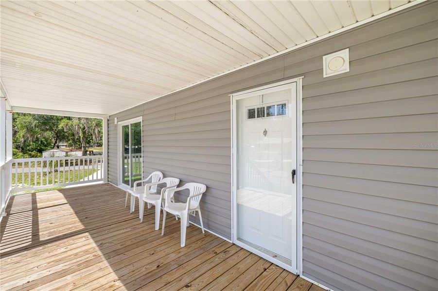 Exterior details and patio area of a home in , Ocklawaha (Image 3).