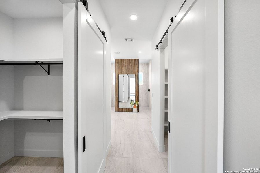 Spacious, unfurnished interior of a new home in , Bandera (Image 35).