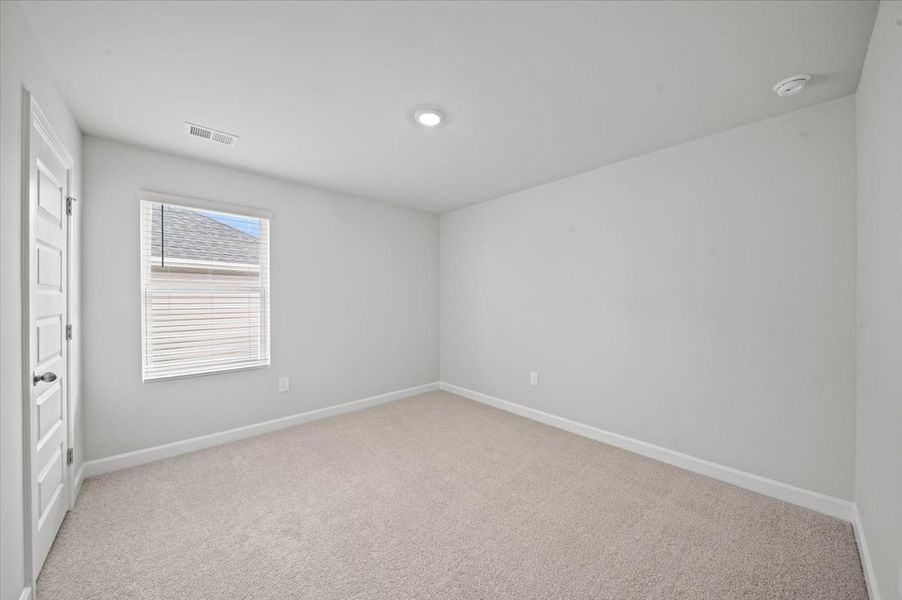 Spacious, unfurnished interior of a new home in Village at White Pine, Pendleton (Image 19).