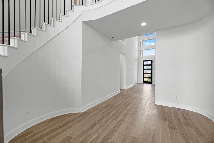 Spacious, unfurnished interior of a new home in Cross Creek West, Fulshear (Image 16).