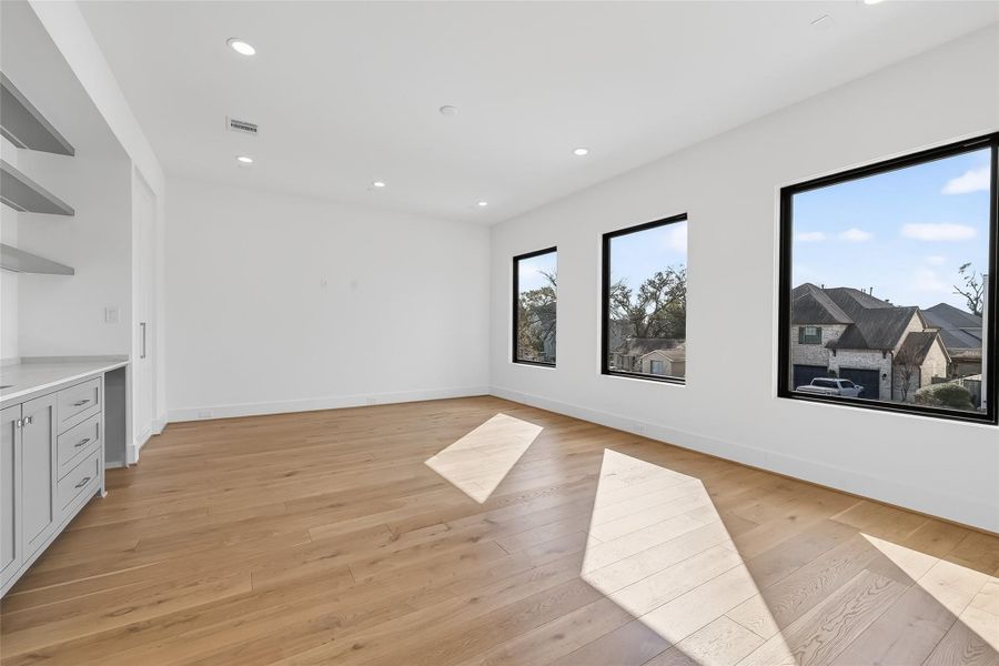 Spacious, unfurnished interior of a new home in , Houston (Image 41).