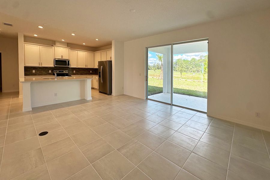 Spacious, unfurnished interior of a new home in Trinity Gardens, Deland (Image 5).