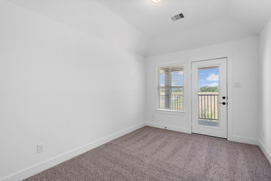 Spacious, unfurnished interior of a new home in Sienna, Missouri City (Image 10).