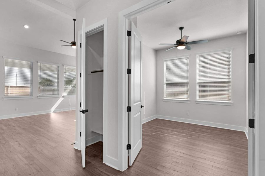 Spacious, unfurnished interior of a new home in Lariat, Liberty Hill (Image 19).