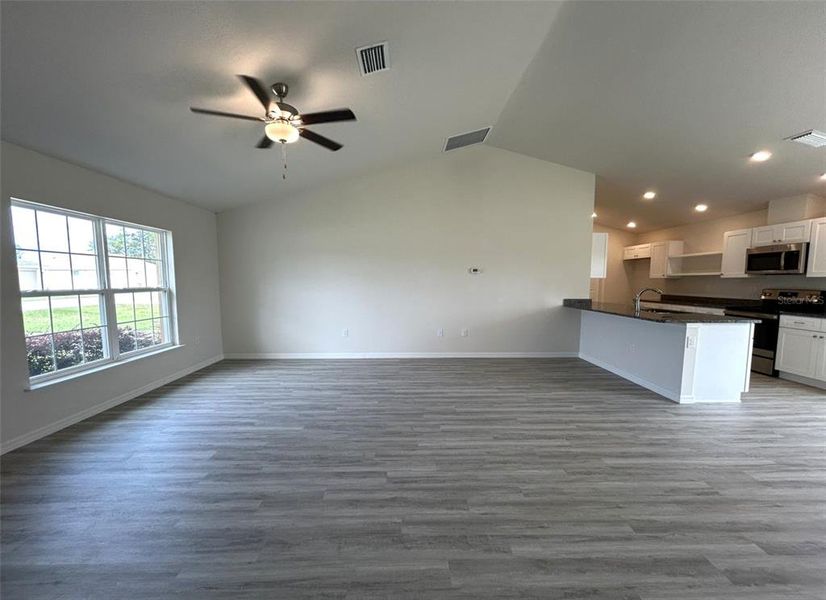 Spacious, unfurnished interior of a new home in , Citrus Springs (Image 11).