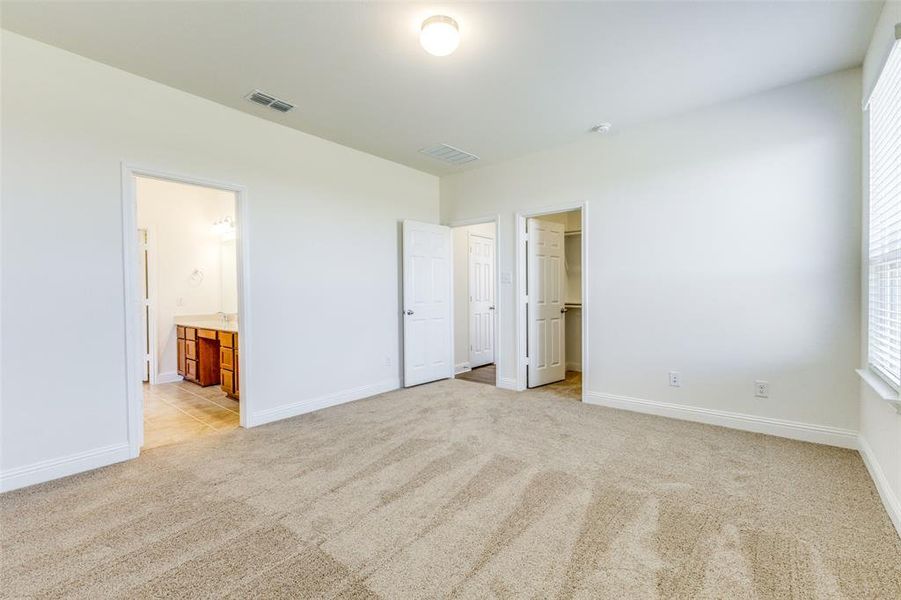 Spacious, unfurnished interior of a new home in Heartland, Heartland (Image 8).