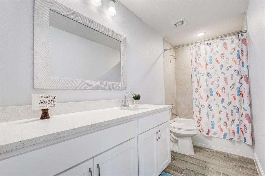 Furnished interior view inside a new home in , Fort Worth (Image 8).
