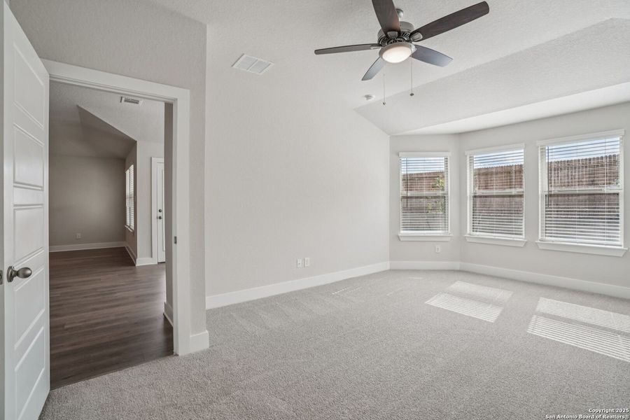 Spacious, unfurnished interior of a new home in Comanche Ridge, San Antonio (Image 31). Spacious, unfurnished interior of a new home in Comanche Ridge, San Antonio (Image 31).