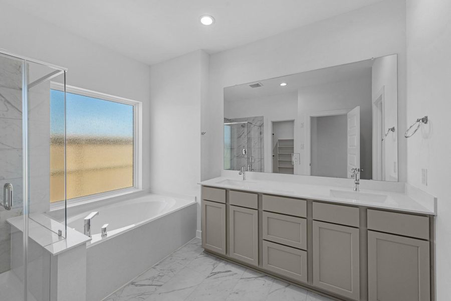 Furnished interior view inside a new home in Huntington Place, Rosharon (Image 10).