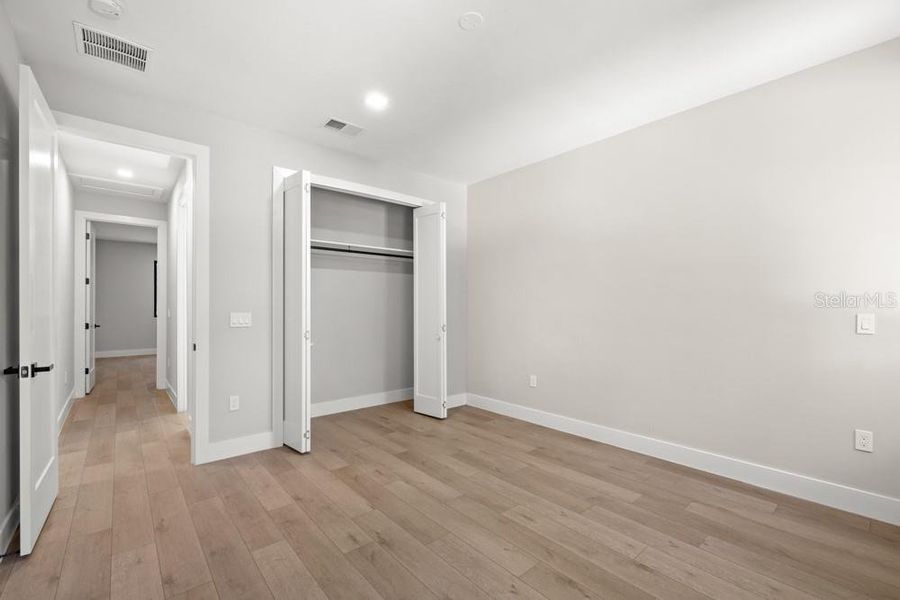 Spacious, unfurnished interior of a new home in , Orlando (Image 28).