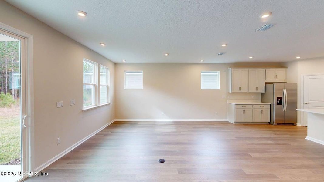Spacious, unfurnished interior of a new home in Lakes at Bella Lago, Green Cove Springs (Image 13).