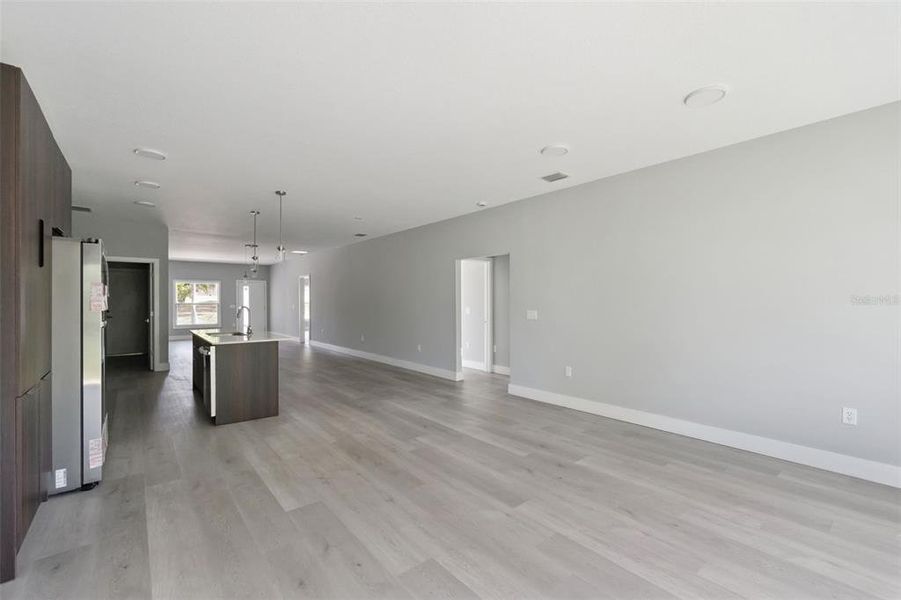 Spacious, unfurnished interior of a new home in , Davenport (Image 10).