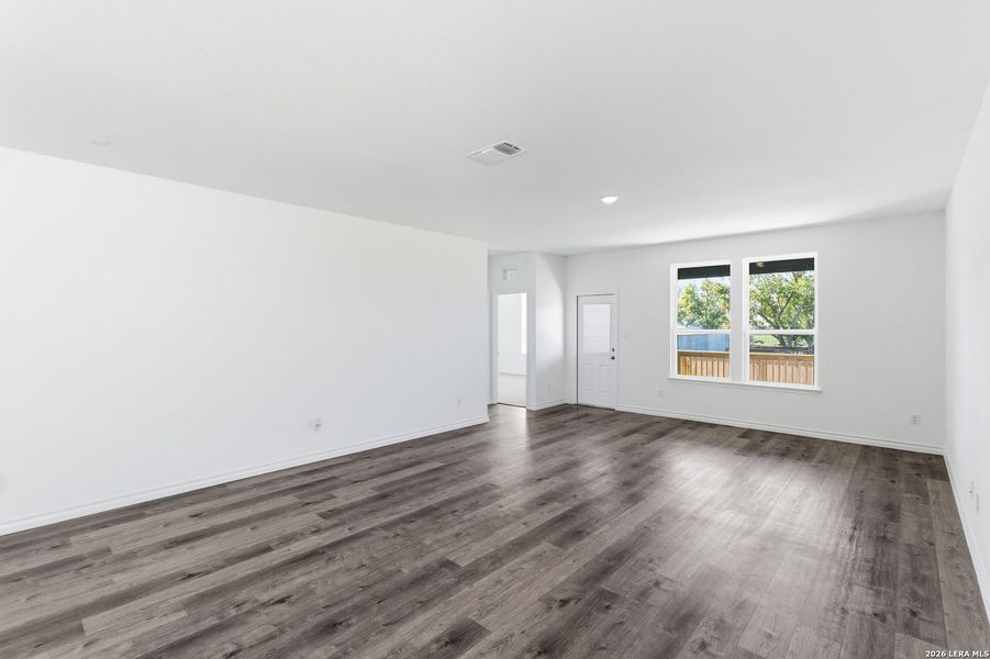 Spacious, unfurnished interior of a new home in Davis Ranch, San Antonio (Image 19).