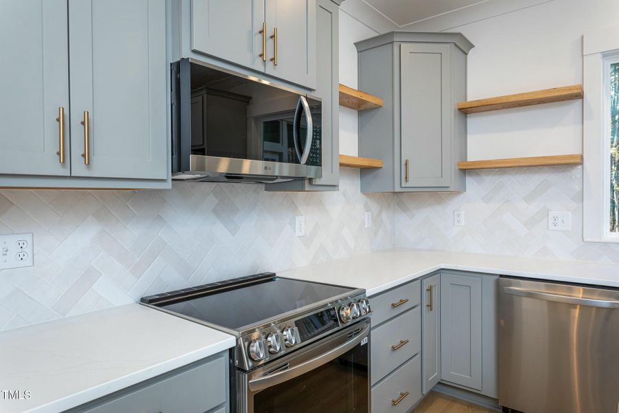 Custom Cabinets, Shelving & Backsplash