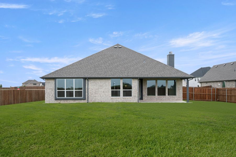 Exterior details and patio area of a home in Myrtle Creek, Waxahachie (Image 4).