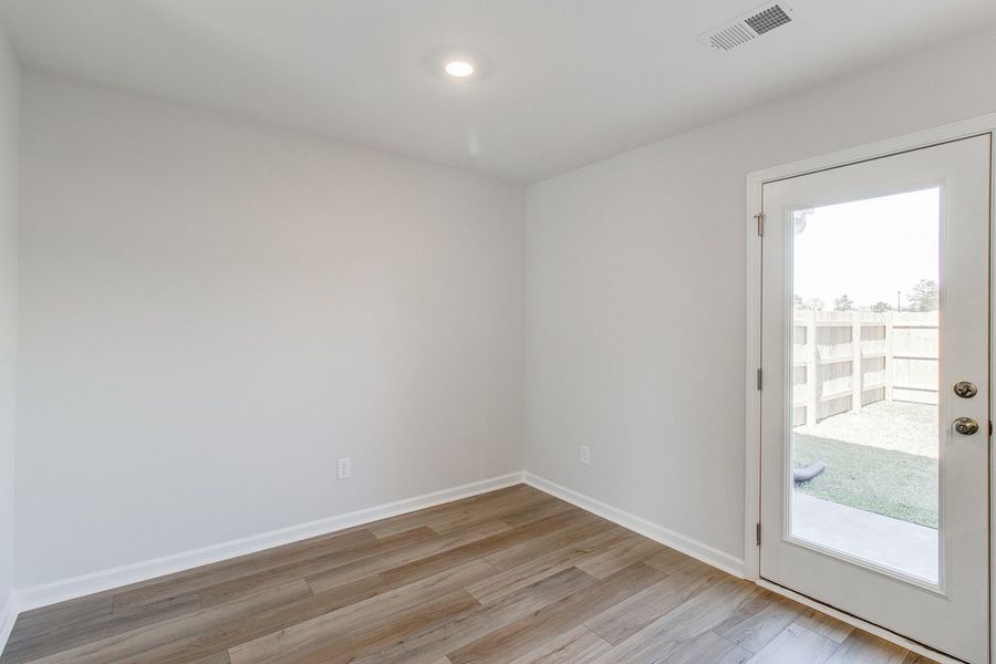 Spacious, unfurnished interior of a new home in Astoria, Columbia (Image 16).