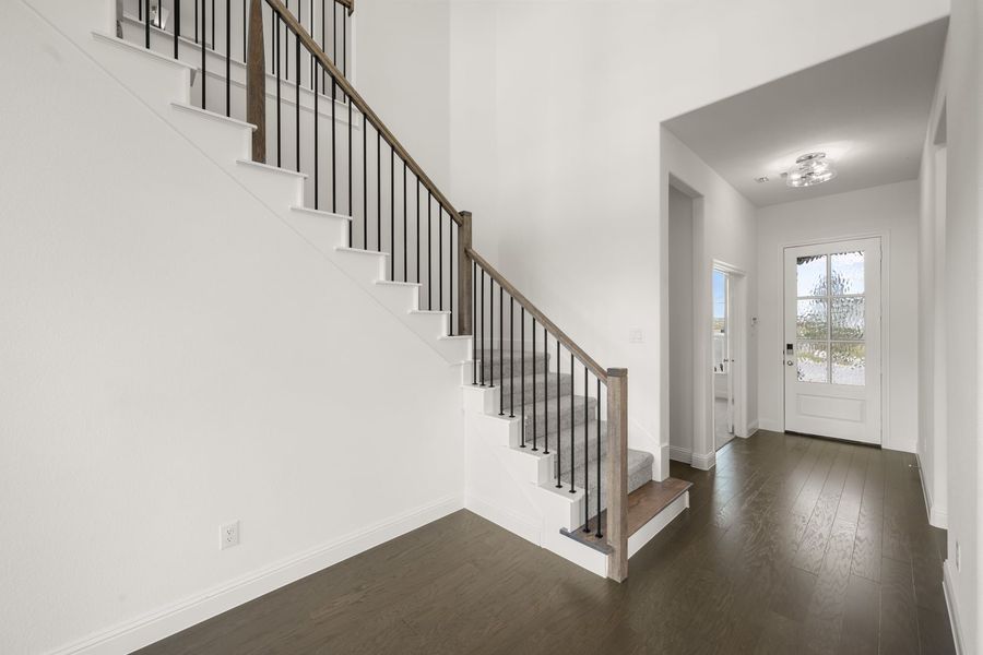 Spacious, unfurnished interior of a new home in Myrtle Creek, Waxahachie (Image 30). Spacious, unfurnished interior of a new home in Myrtle Creek, Waxahachie (Image 30).