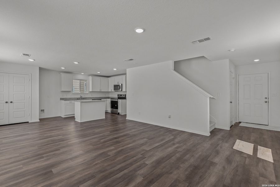 Spacious, unfurnished interior of a new home in Lily Springs, Seguin (Image 16).
