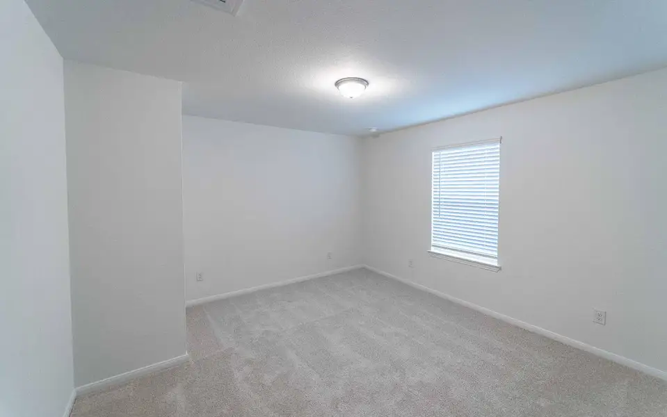 Spacious, unfurnished interior of a new home in Lago Mar, Texas City (Image 10).