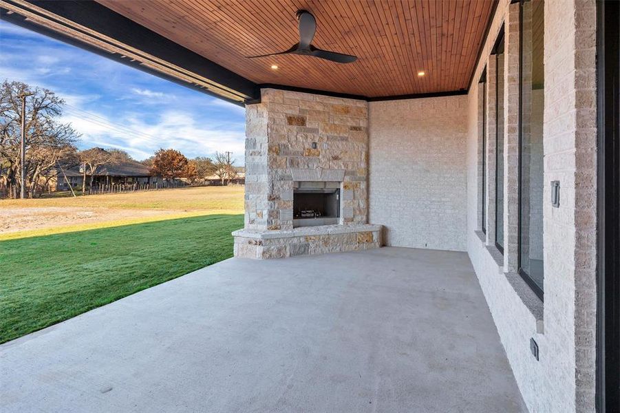 Exterior details and patio area of a home in , Granbury (Image 3).