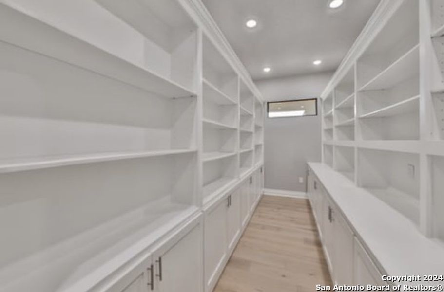 Spacious, unfurnished interior of a new home in , Bandera (Image 17).