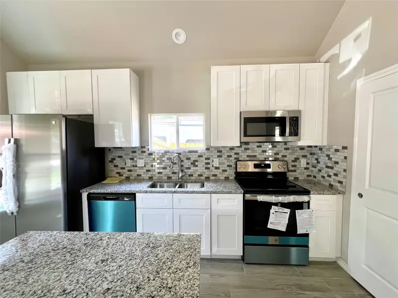 Pictures are for reference only. Full kitche. With stainless steel appliances. Pictures are for reference only. Full kitche. With stainless steel appliances.