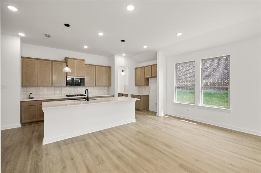 6921 Freight Train- Dining-1