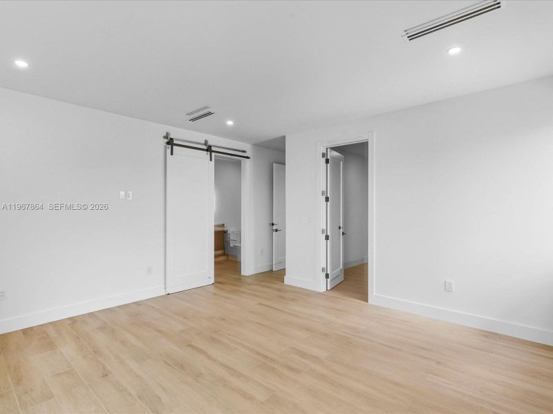 Spacious, unfurnished interior of a new home in , Miami (Image 49).