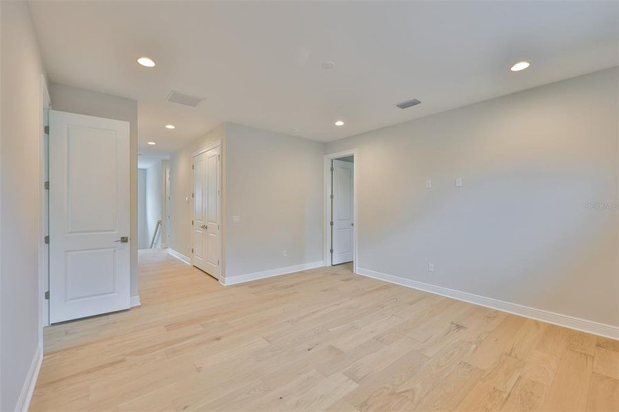 Spacious, unfurnished interior of a new home in , Tampa (Image 38).