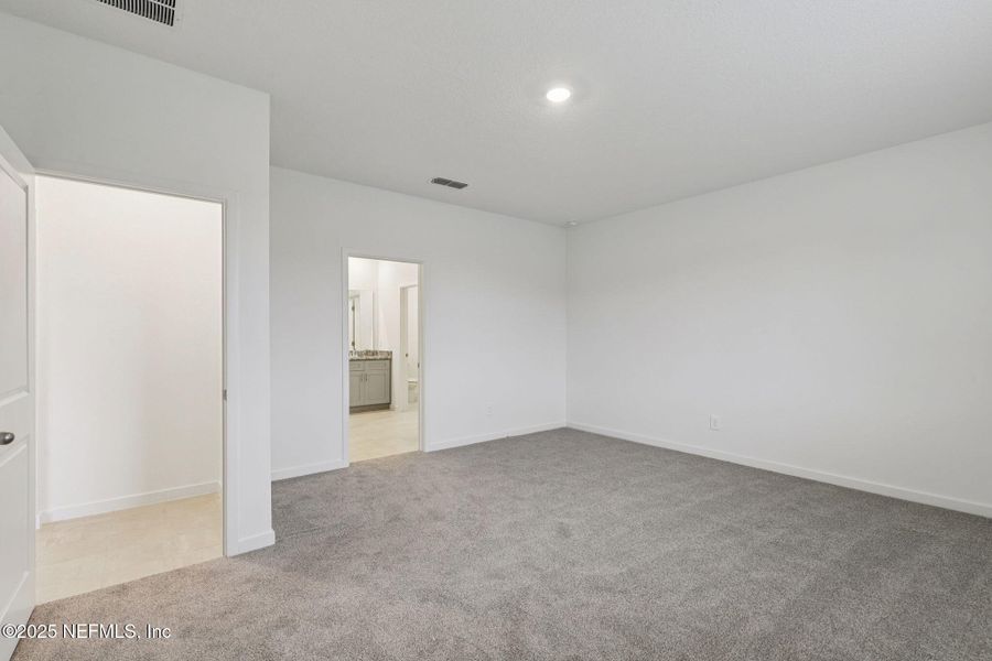 Spacious, unfurnished interior of a new home in Azalea Creek, Jacksonville (Image 25).