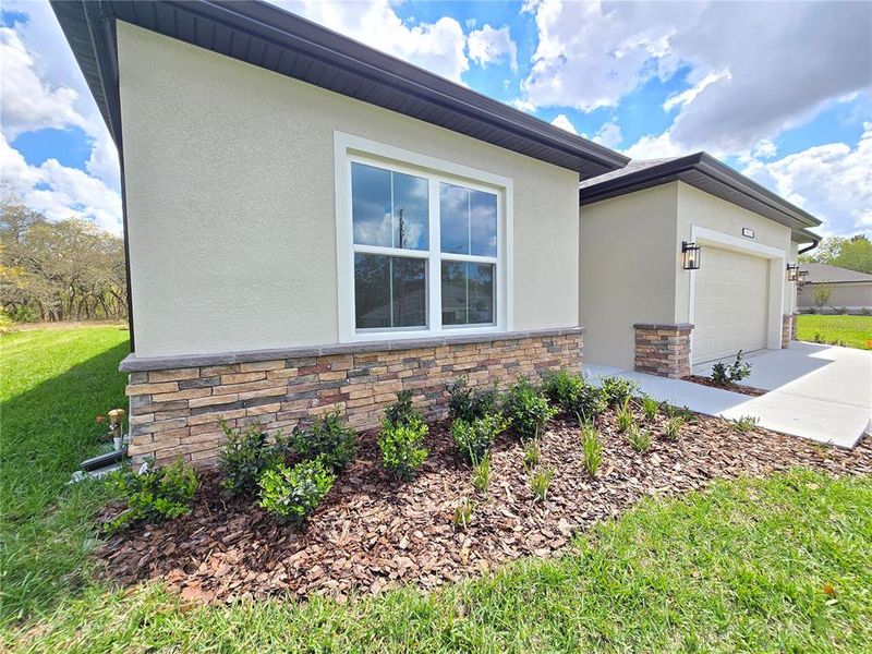 Exterior details and patio area of a home in , Homosassa (Image 38).