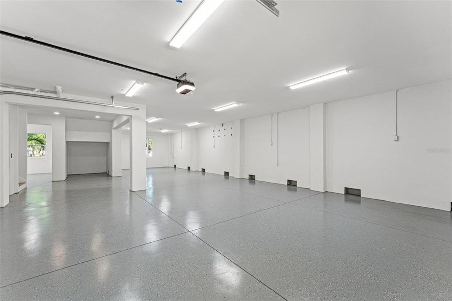 Spacious, unfurnished interior of a new home in , Tampa (Image 27).